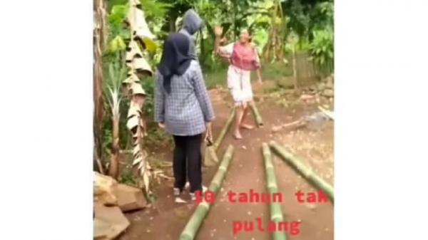 Anak di Lampung ditampar ibunya Anak di Lampung ditampar ibunya karena 10 tahun tak pulang ke rumah (Instagram @tante_rempong_)