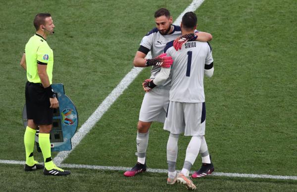 Kiper Italia Gianluigi Donnarumma digantikan Salvatore Sirigu pada menit ke-89 saat melawan Wales. (Foto: Reuters)