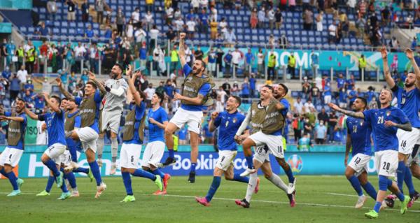 Pemain Timnas Italia merayakan kemenangan 1-0 atas Wales pada matchday terakhir Grup A Euro 2020 di Olimpico, Minggu (21/6/2021) malam WIB. (Foto: Twitter @azzurri)