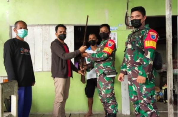 Senjata api rakitan kapuas Warga Kapuas Hulu menyerahkan sepucuk senjata api rakitan Lantak kepada personel TNI di Putussibau. (Foto: Ist)