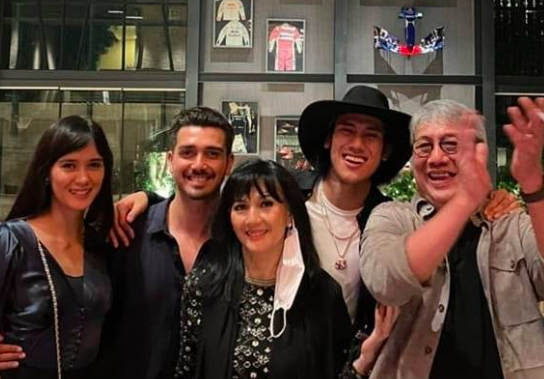 Screen Shot 2021 06 22 At 18 20 36 Rini S Bono bersama keluarga. (Foto: Instagram)