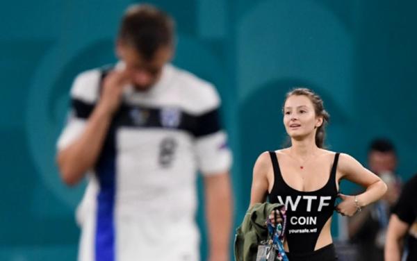 Finlandia Vs Belgia 1 Duel Finlandia versus Belgia geger. Seorang perempuan seksi masuk ke lapangan dan mengacaukan laga. (Foto: Reuters)