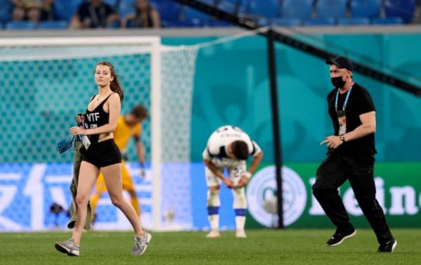 Finlandia Vs Belgia 2 Duel Finlandia versus Belgia geger. Seorang perempuan seksi masuk ke lapangan dan mengacaukan laga. Foto: Reuters