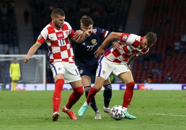 Timnas Kroasia menang 3-1 atas Skotlandia. Hasil ini membuat Vatreni lolos ke 16 besar menemani Inggris dan Republik Ceko sebagai wakil grup D. (foto: Reuters)