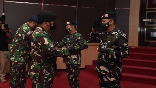 Panglima TNI 2 Panglima TNI Marsekal TNI Hadi Tjahjanto memimpin upacara Laporan Korps Kenaikan Pangkat 30 Perwira Tinggi TNI di Mabes TNI, Cilangkap, Jakarta Timur, Rabu (23/6/2021). (Foto: Puspen TNI).