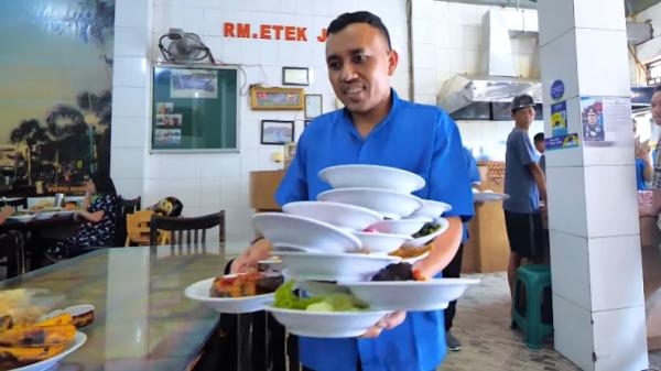 pelayan rumah makan padang Pelayan Rumah Makan Padang membawa banyak piring (YouTube: MGDALENAF)