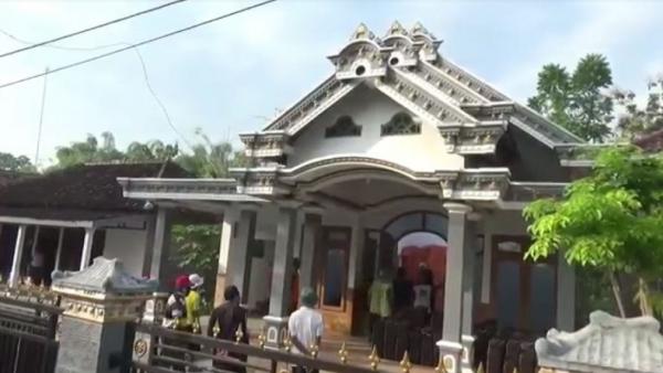 Warga membantu menghancurkan rumah mewah milik Agus Purwanto di Desa Carangrejo,Kecamatan Sampang, Kabupaten Ponorogo, Rabu (23/6/2021). (Foto: iNews/Ahmad Subekhi)