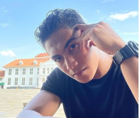 Serda Aprilio Manganang dengan gaya berpikir. (Foto: Instagram)
