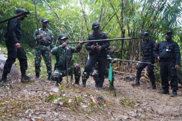 Pangkostrad Latihan Menggunakan Sumpit Prajurit Kostrad latihan menggunakan sumpit Dayak.