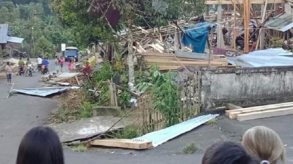 Angin puting beliung memorak-porandakan minsel Angin puting beliung memorak-porandakan Desa Tumaluntung, Kecamatan Tareran, Kabupaten Minahasa Selatan (Minsel), Provinsi Sulawesi Utara (Sulut), Kamis (24/6/2021). (Foto: MPI/Subhan Sabu)