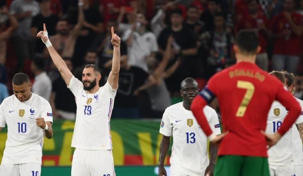 Benzema Karim Benzema mencetak dua gol saat Prancis melawan Portugal di laga pamungkas grup F Euro 2020. (foto: Reuters)