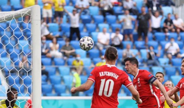 Robert Lewandowski Timnas Polandia tersingkir usai ditahan Swedia 2-2 pada matchday terakhir Grup E Euro 2020 di Saint Petersburg Stadium, Rabu (23/6/2021) malam WIB. (Foto: Reuters)