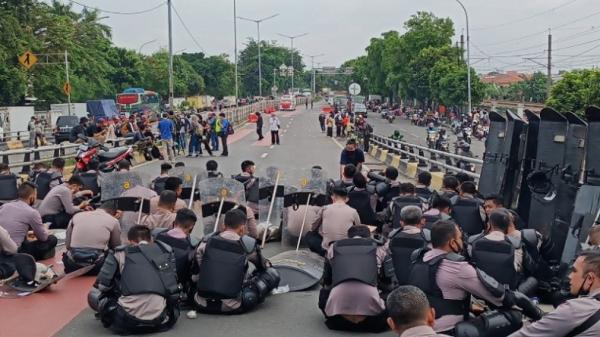 Simpatisan Habib Rizieq menjelang azan zuhur berkumandang berangsur membubarkan diri di Flyover Pondok Kopi, Jakarta Timur, Kamis (24/6/2021). (Foto: Okto Rizki Alpino).
