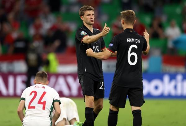 Timnas Jerman vs Hungaria Timnas Jerman (hitam) hanya bermain imbang 2-2 lawan Hungaria di partai pamungkas grup F Euro 2020. Hasil itu cukup membawa pasukan Der Panzer ke babak 16 besar Euro 2020. (foto: Reuters).
