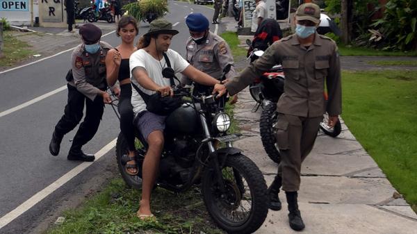 25 Antara Wna Prokes 1 WNA di Bali melanggar protokol kesehatan terancam deportas. (Foto: Antara)