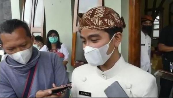 Gibran Wali Kota Solo Gibran Rakabuming Raka saat memberikan keterangan pers. Foto: iNews/Septyantoro.