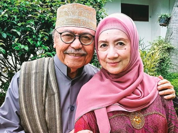 Screen Shot 2021 06 27 At 11 03 55 Pasangan artis ini sudah menikah dan tetap mesra membina hubungan rumah tangga sampai puluhan tahun. (Foto: Instagram)