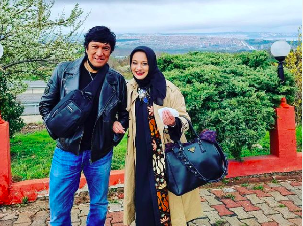 Pasangan artis ini sudah menikah dan tetap mesra membina hubungan rumah tangga sampai puluhan tahun. &nbsp;(Foto: Instagram)