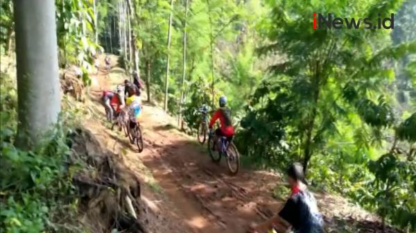 Wali kota seluruh Indonesia besepeda bareng menyusuri perkampungan dan objek wisata dalam rangkaian pertemuan APeksi di Yogyajarta, Kamis (14/10/2021)