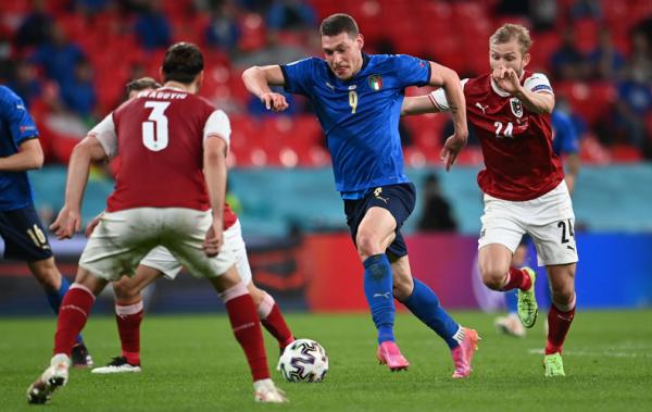 Striker Italia Andrea Belotti versus Austria di babak 16 Besar Euro 2020. Foto: Reuters
