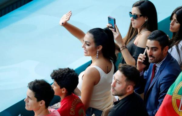 Georgina Rodriguez mendukung Cristiano Ronaldo saat Portugal jumpa Belgia di Euro 2020. (Foto: The Sun)