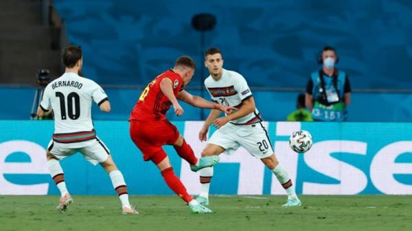 Gelandang Serang T Hazard saat mencetak gol dengan lesatan indah di penghujung babak pertama Belgia vs Portugal di babak 16 besar Piala Eropa 2020. (Foto: Twitter/Euro2020)