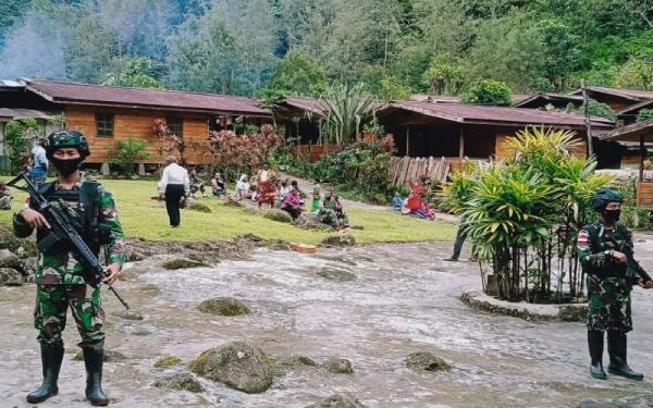 SATGAS YONIF 315 GARUDA1 Personel Satgas Pamrahwan Yonif 315/Garuda berjaga di depan GKIP Beanekogom, Distrik Tsinga, Kabupaten Mimika, Papua. (Foto: Satgas Yonif 315/Garuda)