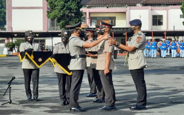 SPN POLDA JABAR1 Kapolda Jabar Irjen Pol Ahmad Dofiri menyematkan tanda pangkat bripka kepada bintara remaja yang lulus Pendidikan Bintara Polri Tahun 2020/2021 di SPN Polda Jabar, Cisarua, Lembang, KBB. (Foto: Humas Polda Jabar)