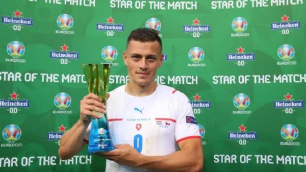 tomas holes ceko Gelandang Republik Ceko, Tomas Holes terpilih menjadi pemain terbaik pada laga 16 besar Piala Eropa Belanda vs Republik Ceko. (Foto: Twitter/Euro2020)