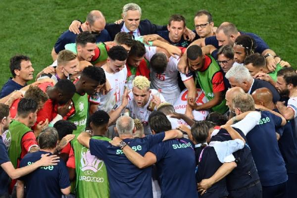 Granit Xhaka1 Granit Xhaka Minum Coca-Cola Sebelum Adu Penalti lawan Prancis. Xhaka juga terlihat memegang botol Coca-Cola saat memberi motivasi ke rekan-rekannya. (foto:UEFA)