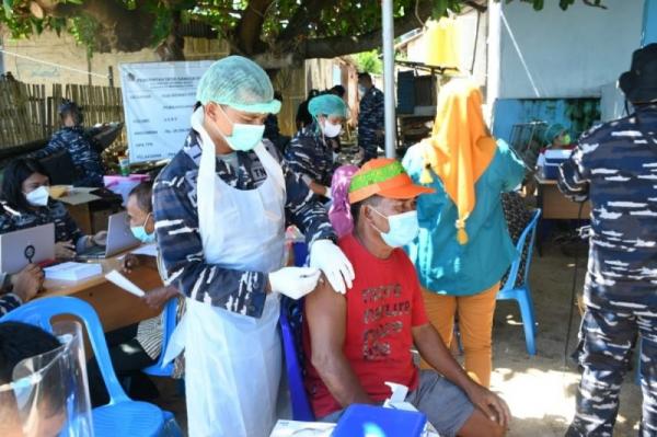Lantamal Serbuan Ant Personel TNI AL dari Lantamal VIII melaksanakan vaksinasi gratis di sejumla desa pesisir di Sulut. (Foto: ANTARA)