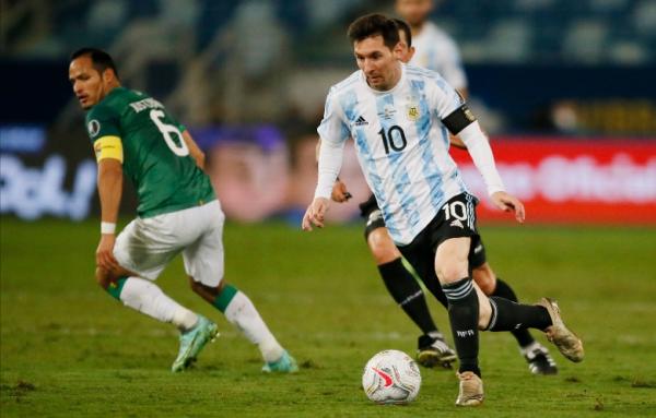 Lionel Messi 1 Timnas Argentina membantai Bolivia dengan skor 4-1 di laga lanjutan grup A Copa America 2021. Lionel Messi memborong dua gol dan satu assist. (foto: Reuters)
