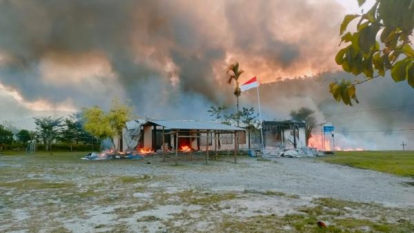 massa di yalimo membakar kantor pemerintahan Massa membakar sejumlah perkantoran, fasilitas pemerintah dan umum di Kabupaten Yalimo, Selasa (29/6/2021). (Foto: MPI/Omega Batkorumbawa)