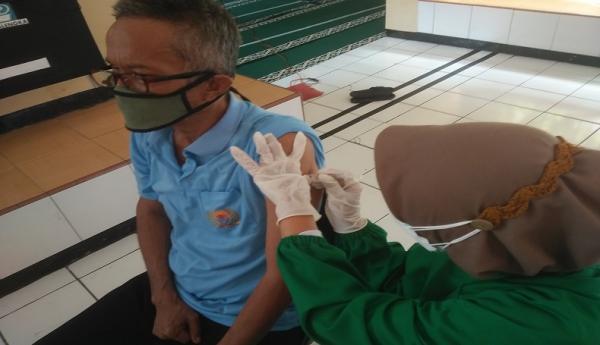 Salah satu warga binaan Lapas Kelas II B Majalengka saat mendapat vaksin Covid-19. (Foto: MPI/Inin Nastain)