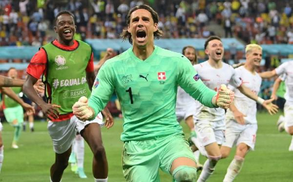 Kiper Timnas Swiss, Yann Sommer tampil sebagai pahlawan usai menggagalkan penalti Kylian Mbappe dalam adu penalti di babak 16 besar Euro 2020. (foto: Reuters)