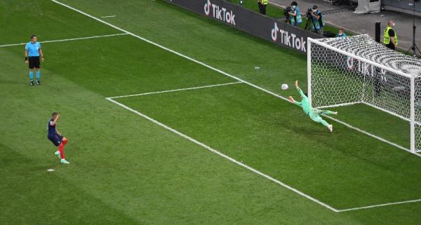 Yann Sommer swiss Yann Sommer menggagalkan penalti Kylian Mbappe di babak 16 besar Euro 2020. (foto: Reuters)
