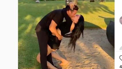 30 Lucinta Lucinta Luna lagi-lagi pamer kemesraan berciuman dengan pacar bulenya. (Foto: Instagram)