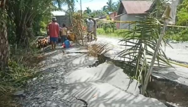 Jalan Rusak Sambas 2 Jalan di Desa Serindang, Kabupaten Sambas, Kalimantan Barat rusak parah hingga retak dan terbelah sepanjang 40 meter. (Foto: Uun Yuniar)