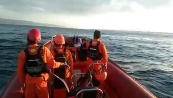 Tim gabungan melanjutkan pencarian penumpang hilang KMP Yunicee yang belum ditemukan hingga Rabu (30/6/2021). (Foto: iNews/Nyoman Sudika)