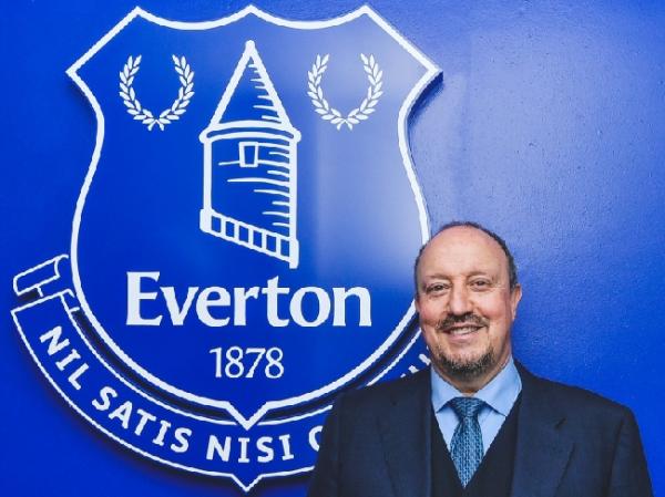 Rafa Benitez Everton mengumumkan Rafael Benitez sebagai pelatih barunya mulai musim depan. Mantan pelatih Liverpool ini menggantikan Carlo Ancelotti. (foto: ESPNFC)