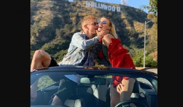 Zinchenko dan Vlada Sedan di atas mobil (foto: The Sun)