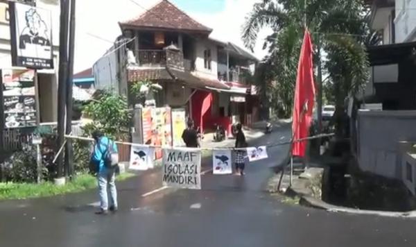 Denpasar Lockdown Jalan Gatot Subroto VI, Desa Dauh Puri Kaja, Denpasar Utara ditutup karena 20 orang positif Covid-19. (Foto: iNews/Indira Arri)