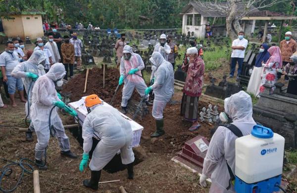 pemakaman pasien covid- kp pemakaman pasien Covid-19 dengan protokol kesehatan. (Foto: istimewa)