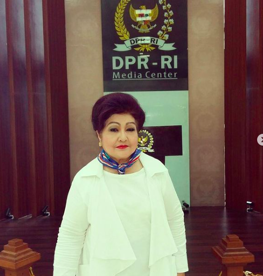 Screen Shot 2021 07 02 At 15 25 53 Potret cantik Ernie Djohan yang tetap enerjik sejak usia 16 hingga menjelang 70-an. (Foto: Instagram)
