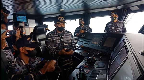 Komandan KRI Rigel-933, Letkol Laut (P) Jaenal Komandan KRI Rigel-933, Letkol Laut (P) Jaenal Mustakim menjelaskan, melalui pencitraan dari alat yang dimiliki KRI Rigel ini, kondisi kapal dalam posisi duduk (tidak terbalik), sama seperti sejak dari pencarian awal. (Foto: iNews/Dewi Umaryati)