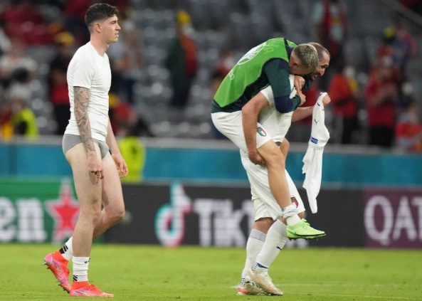 Para pemain Italia berselebrasi sambil membuka celana usai lolos semifinal Euro 2020. (Foto: EPA)