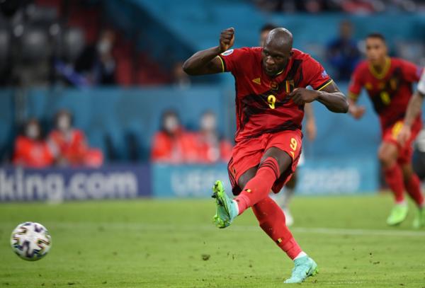Striker Belgia Romelu Lukaku merobek gawang Italia via penalti di perempat final Euro 2020 (Foto: Reuters)
