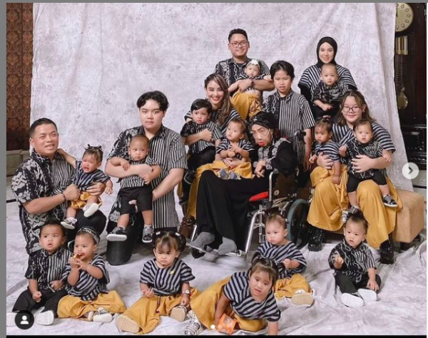 Screen Shot 2021 07 04 At 11 27 31 Crazy Rich Monica Soraya bersama keluarga besarnya. (foto: instagram)
