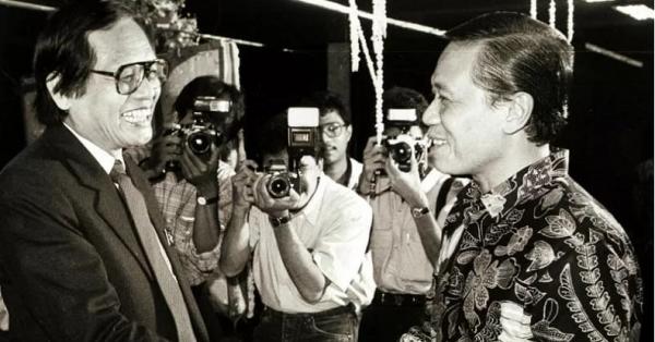 Harmoko pernah menjabat ketum golkar Harmoko menjabat sebagai Ketum Golkar pada masa Orde Baru (Foto: Antara)