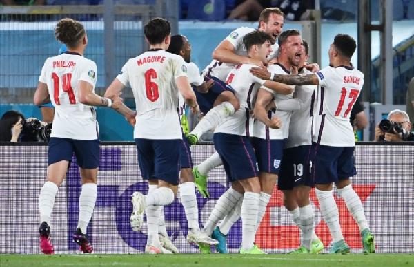 Timnas Inggris menang telak 4-0 atas Ukraina di perempat final Euro 2020. Hasil ini membuat Inggris melaju ke semifinal Euro 2020. (foto: Reuters)